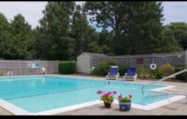 Building Photo - 253 Main St