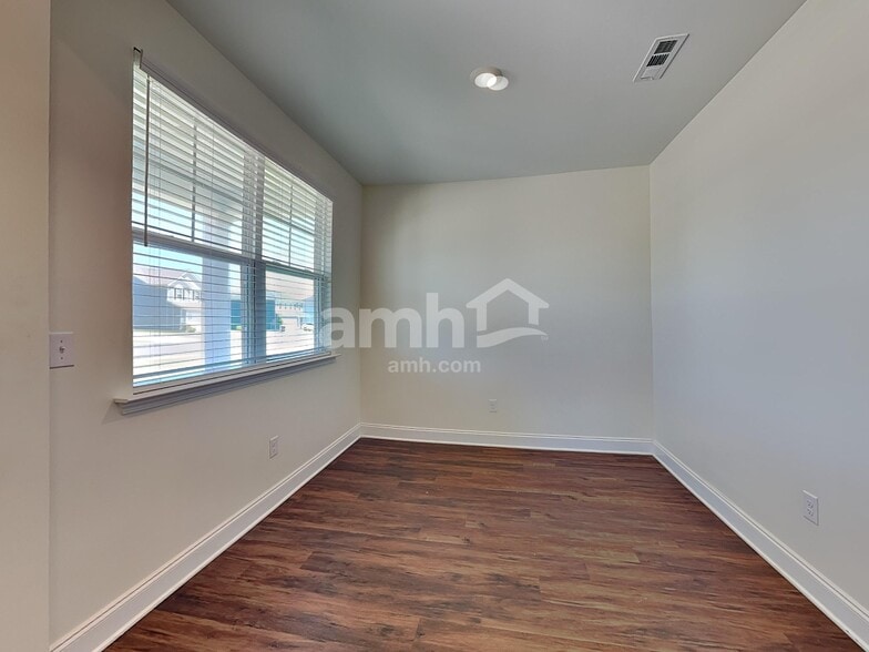 Building Photo - 5223 Valor Dr