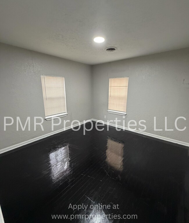 Building Photo - 3 Bedrooms / 2 Bathrooms House