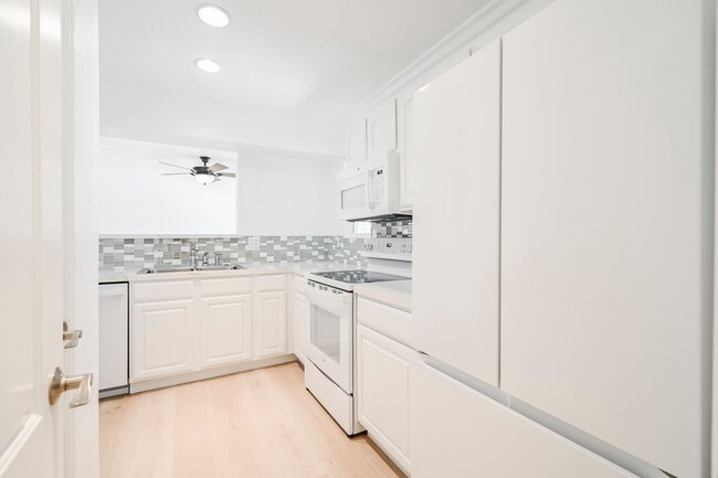 Building Photo - Gorgeous Just Renovated 2 Primary Bedroom ...