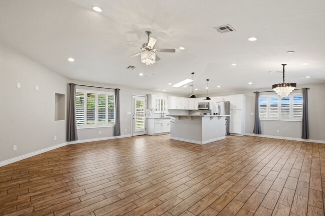 Building Photo - 1901 N Rosemont Blvd