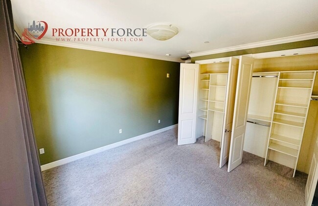 Building Photo - Beautiful 2 Bed 2 bath Available with grea...