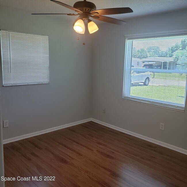 Building Photo - 990 Butia St