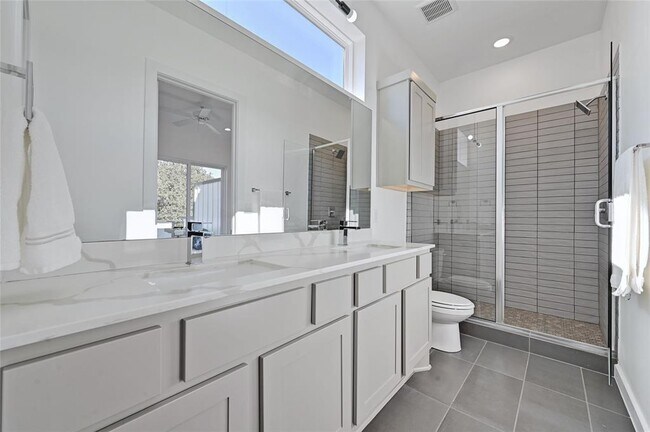 Building Photo - 2804 S 1st St