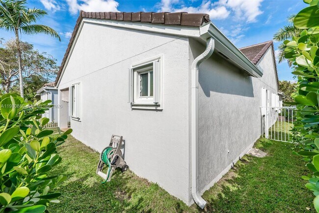 Building Photo - 1046 Golden Cane Dr