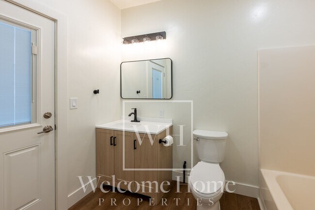 Building Photo - Updated 2 Bed Home with Detached Office & Fenced Yard
