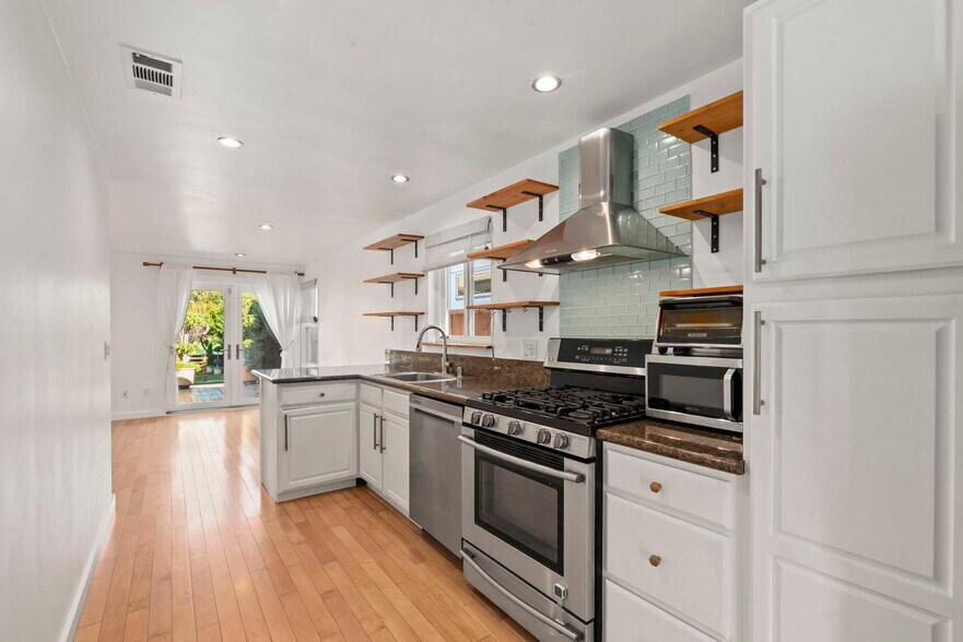 Building Photo - 662 Rosecrans Ave