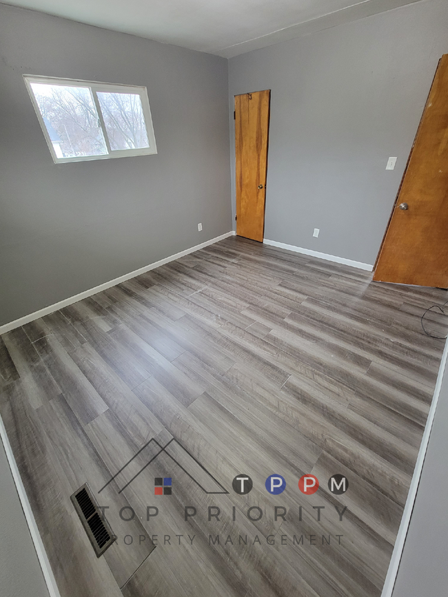 Building Photo - 1 Bedroom | 1 Bathroom Upper Unit in Water...