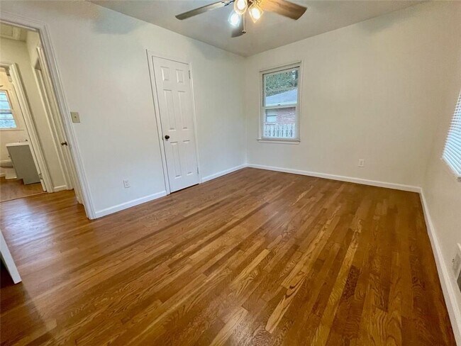 Building Photo - 6328 Oakview Ln