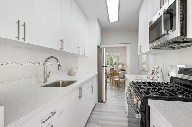 Building Photo - 2420 Flamingo Dr