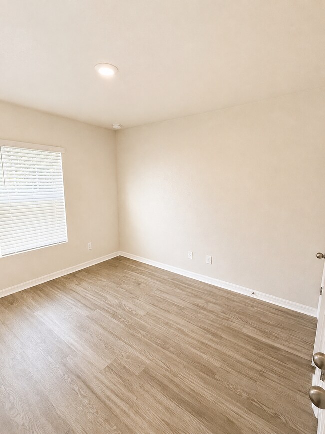 Building Photo - Modern Duplex Available Now