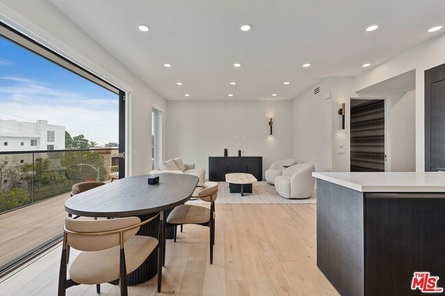 Building Photo - 505 S Barrington Ave