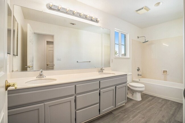 Building Photo - Beautiful and Move-In Ready, 4BD/2.5BA, Tw...