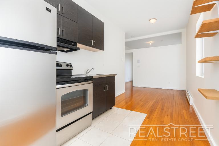 Building Photo - Gorgeous 2BR/1BA apartment available in prime Bushwick. This apartment is an absolute steal and will