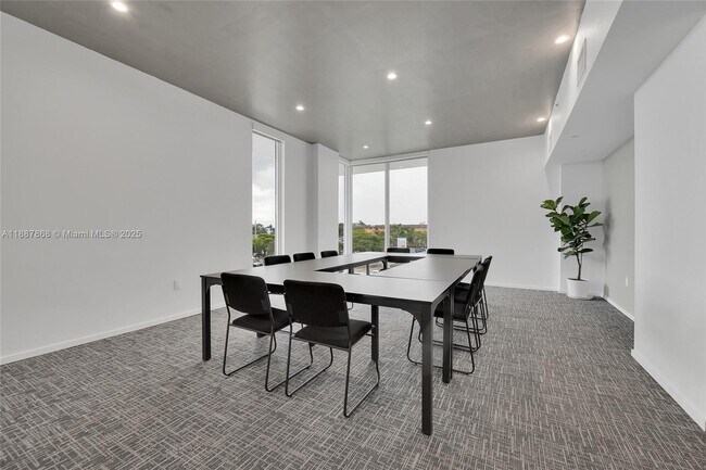 Building Photo - 475 NE 125th St