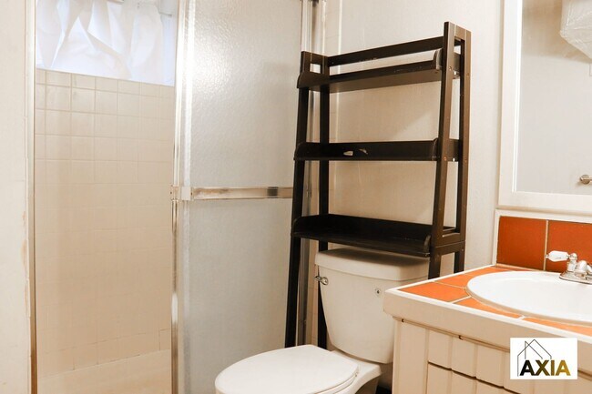 Building Photo - Downing