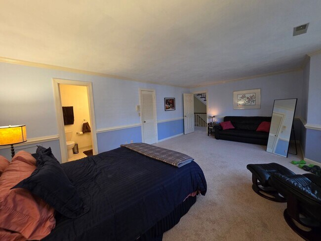 Building Photo - Ghent Square