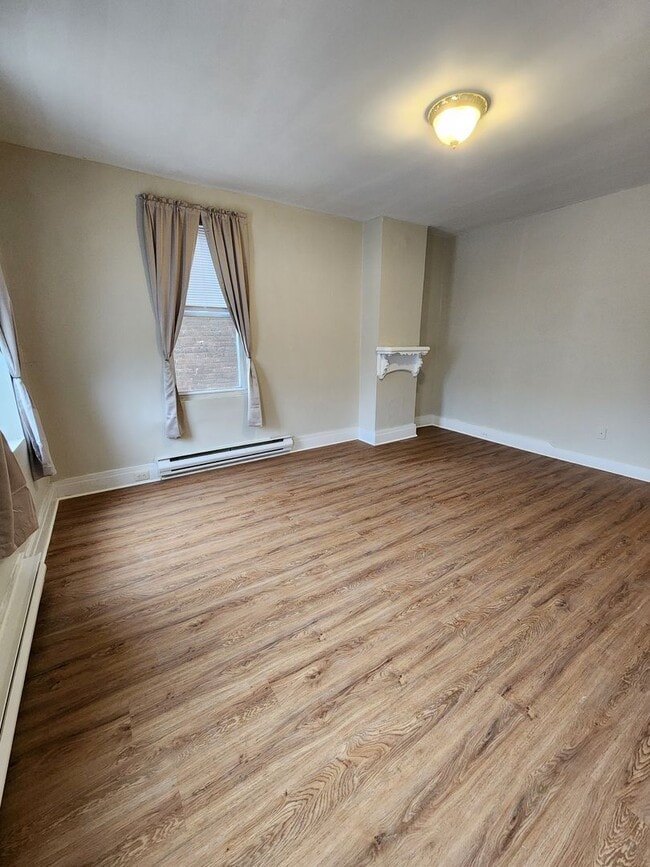 Building Photo - 10 N Main St