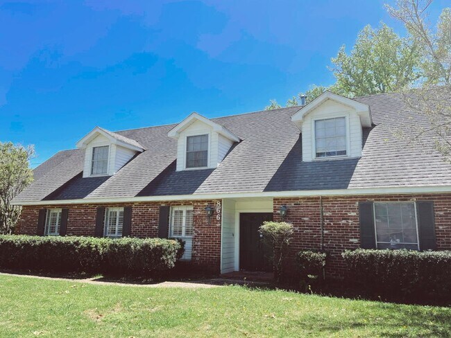 Building Photo - 866 W Lakeview Dr