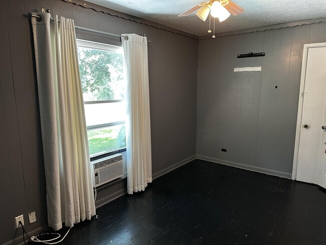 Building Photo - 906 Kingston Rd