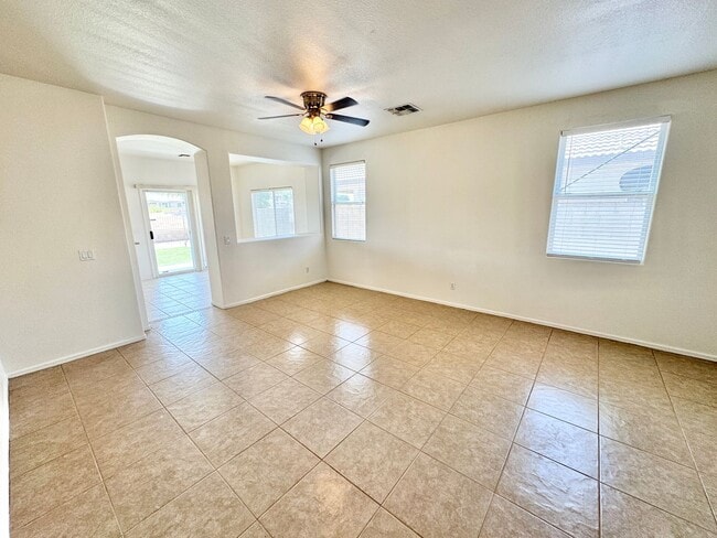 Building Photo - 4 Bedroom/2 Bath Single Level Home In Avondale! Golf Course Lot