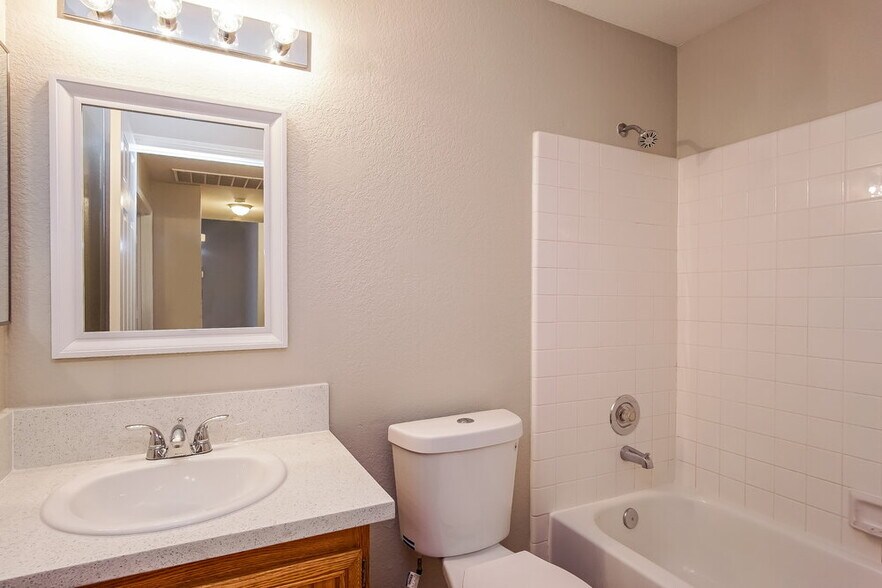 Building Photo - 4705 Wild Oak Way