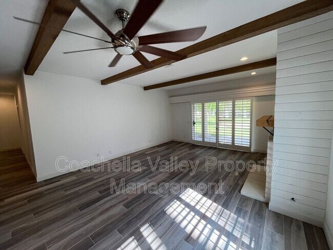 Building Photo - 289 Vista Royale Cir W