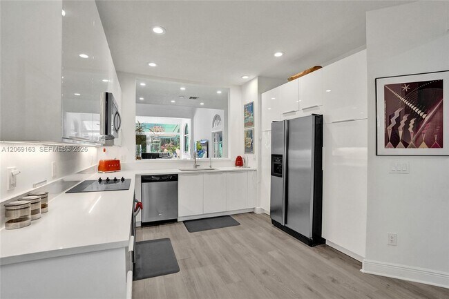 Building Photo - 644 W Palm Aire Dr