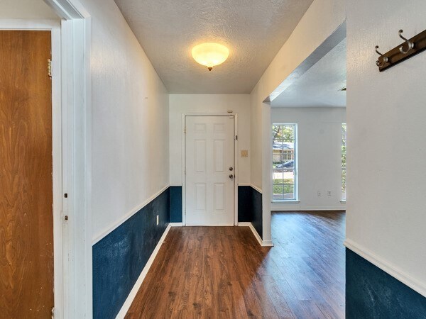 Building Photo - 1215 Briar Ln