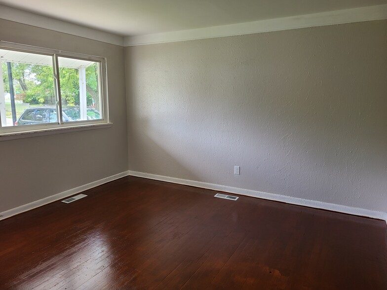 Building Photo - 682 Oswego Ave