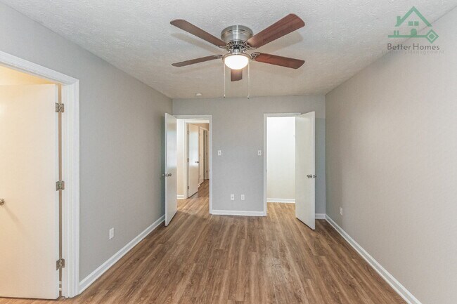 Building Photo - Recently updated 3 bedroom home with a fenced backyard!