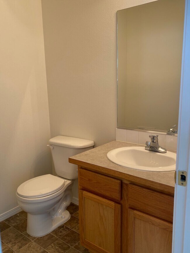 Building Photo - Hidden Gardens Townhome