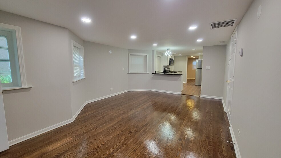Building Photo - 5749 N Talman Ave