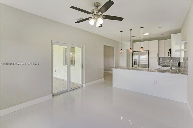 Building Photo - 709 SE 14th Pl