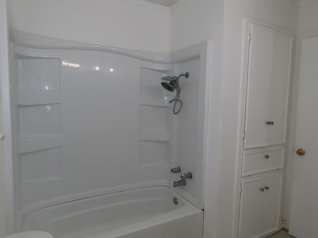 Building Photo - Quaint 3 Bedroom, 1 Bathroom Home in Whitehouse, w/ Shed for Storage