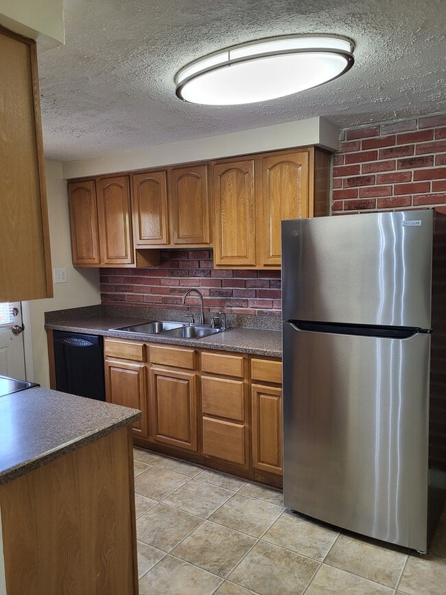 Building Photo - RARE 3-Bed Townhome in Fox Ridge Manor!