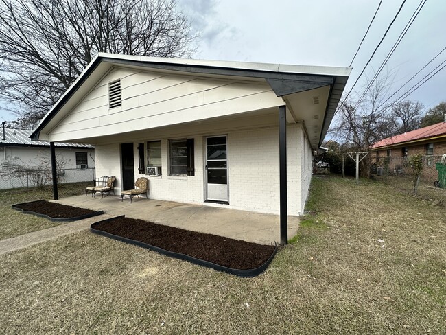 Building Photo - 1819 10th Ave N