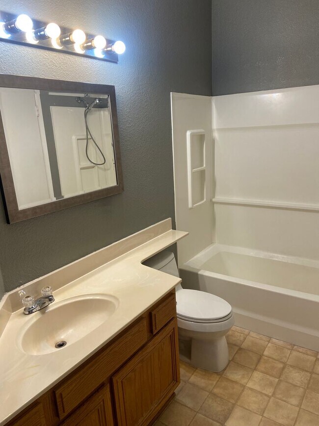 Building Photo - 2 Bdrm, 2 bath home in Laguna - Elk Grove