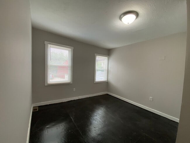 Building Photo - Cozy 3 bedroom in East York