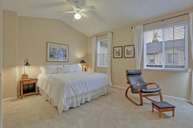 Building Photo - 18 Flora Ln