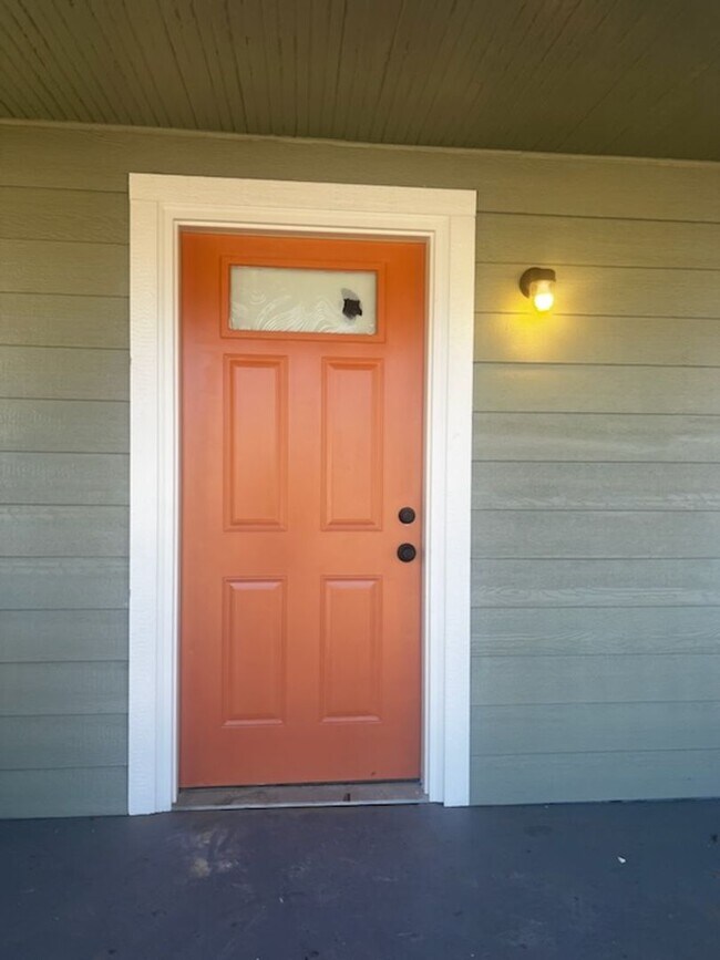 Building Photo - Newly Renovated 3 Bedroom House.