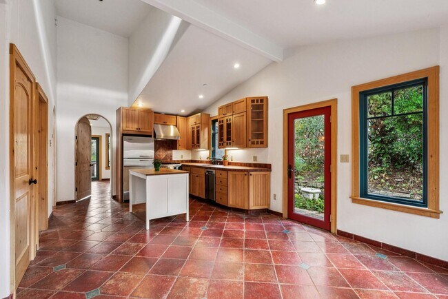 Building Photo - 385 Moraga Ave