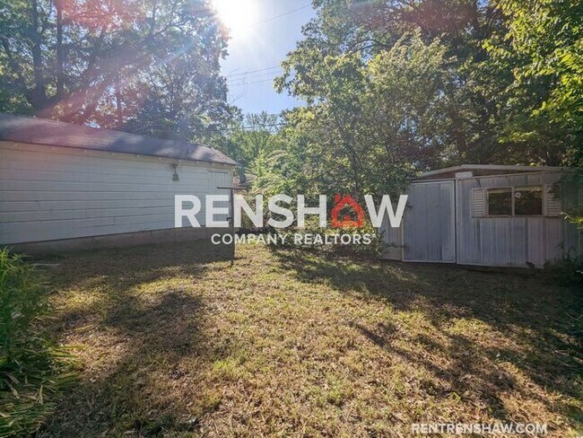 Building Photo - Convenient, 3/2 Home In East Memphis Now A...