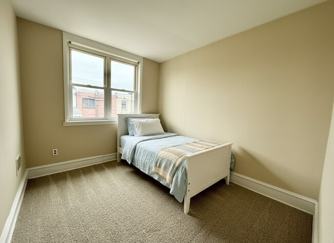 Building Photo - 722 Mollbore Terrace