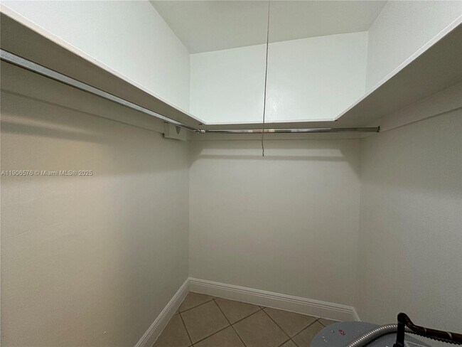 Building Photo - 2900 NE 17th Ave