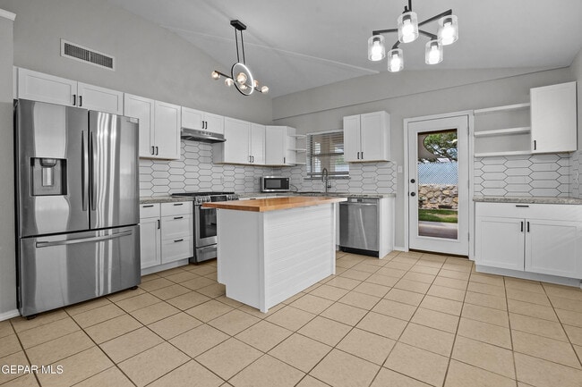 Building Photo - 10039 Paloma Dr