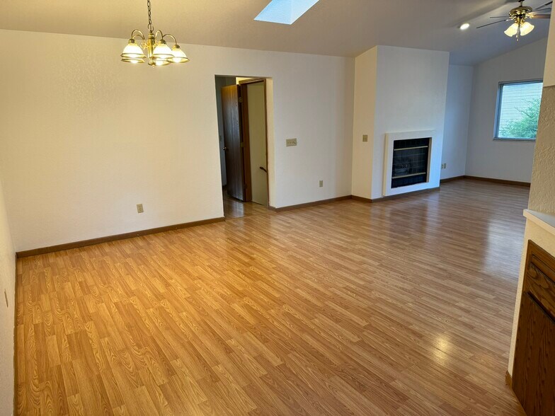 Building Photo - 716 Hilltop Ln