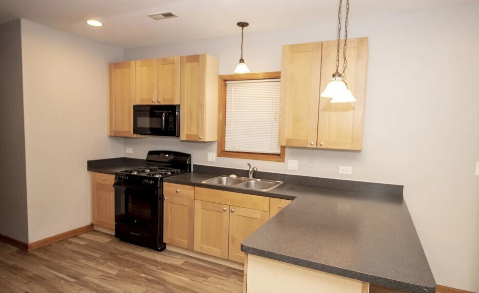 kitchen counter with bar seating area - 843 N Mozart St