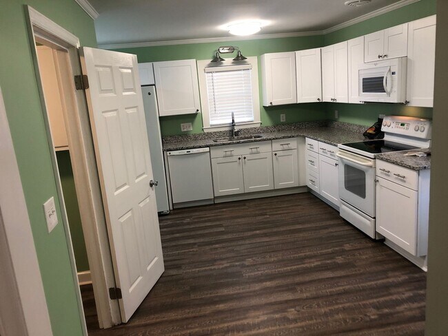 Building Photo - Four bedroom, 2 bath house in Burlington