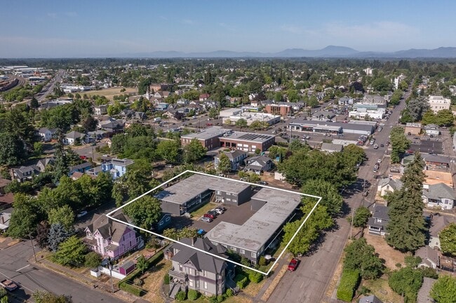 Building Photo - 208 SE 5th Ave